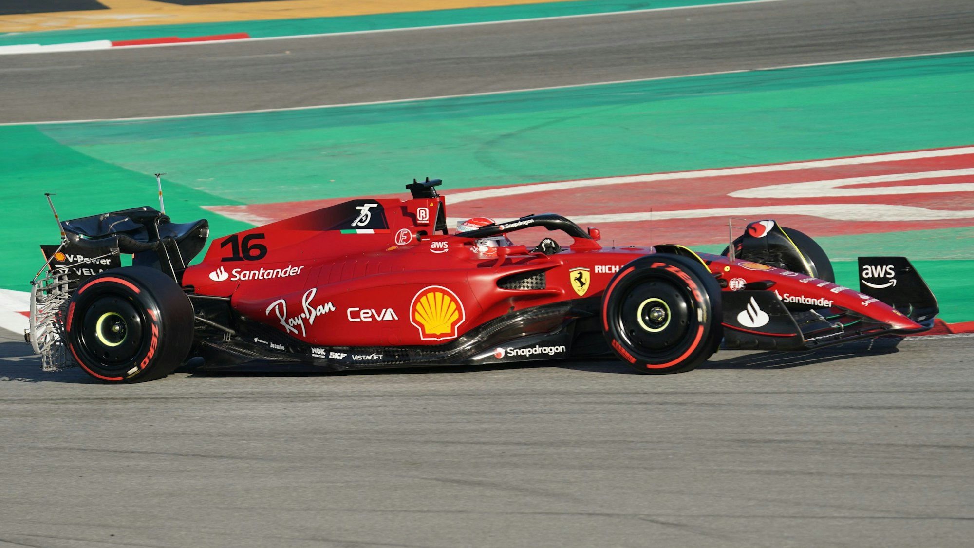 Charles Leclerc braust in seinem Ferrari über die Strecke