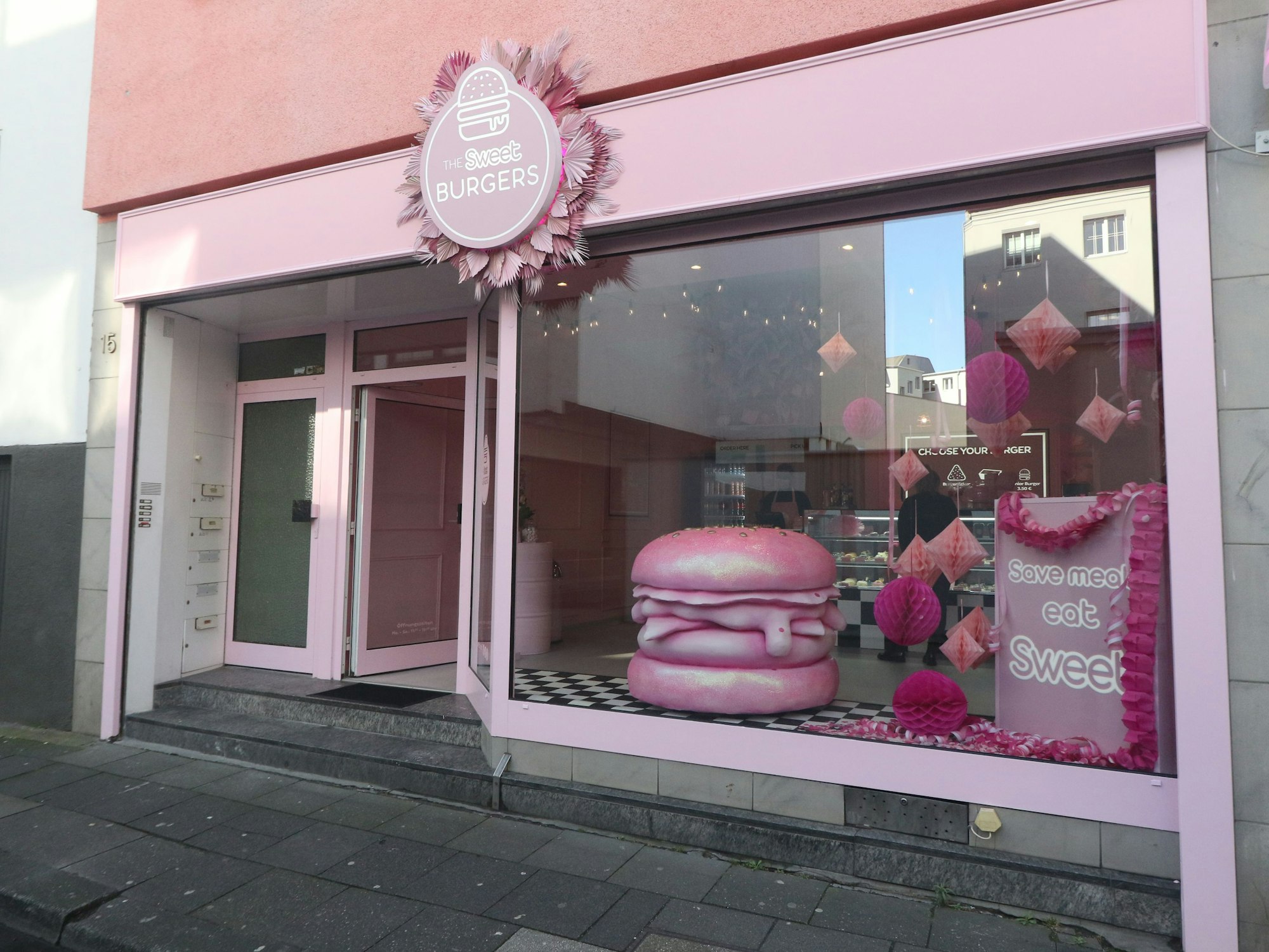 Blick in ein Schaufenster der Patisserie „The Sweet Burgers“ in Köln 2022