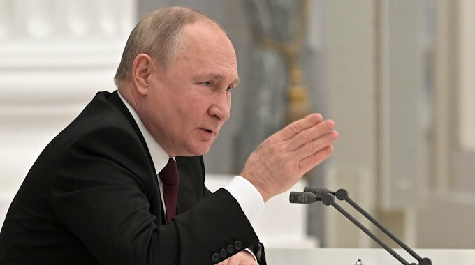 Wladimir Putin spricht am 21. Februar 2022 während einer Sitzung des Sicherheitsrates im Kreml.