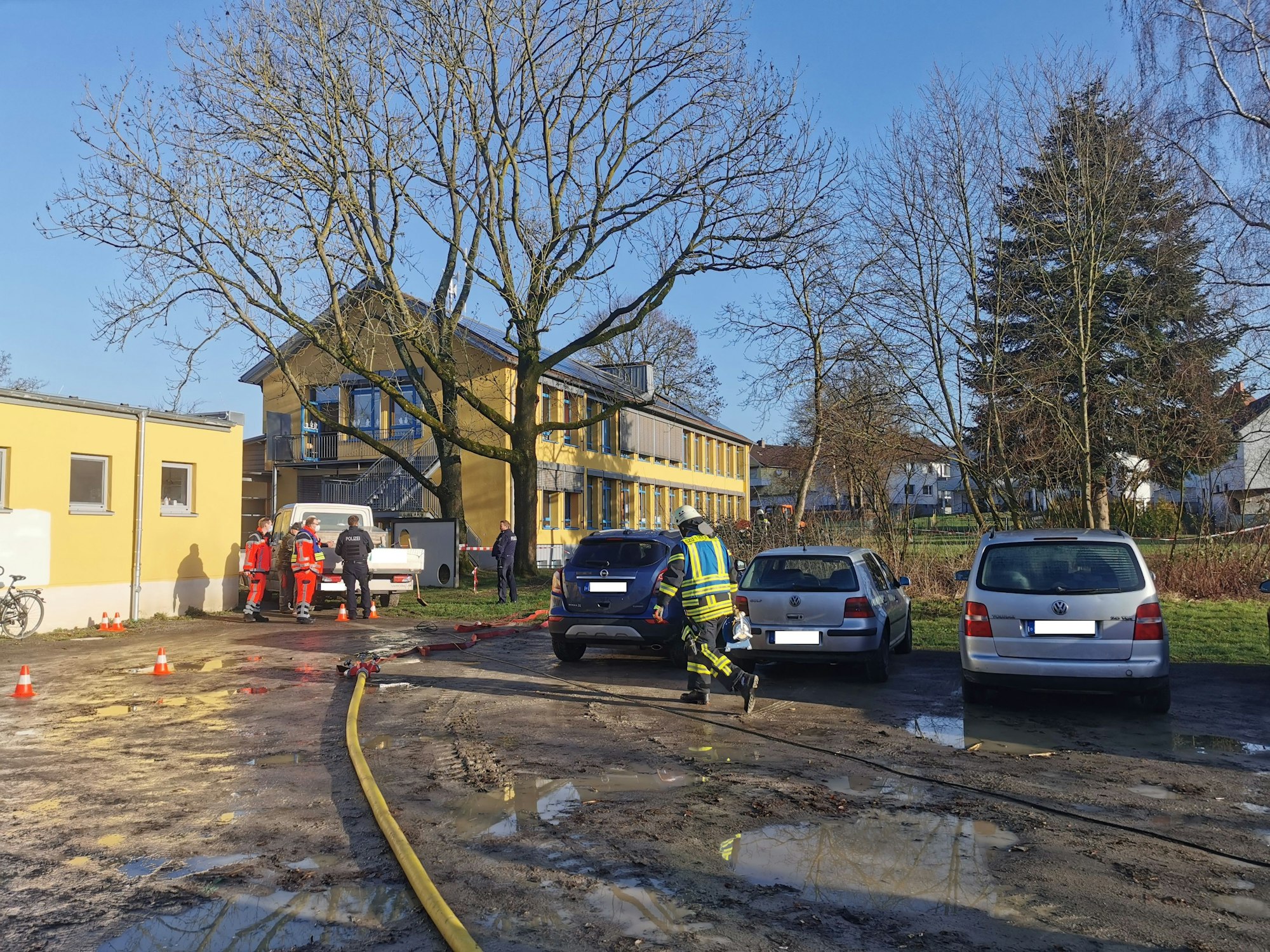 Die Freiwillige Feuerwehr Bad Salzuflen ist am Mittwochmorgen bei einem Einsatz an der Grundschule Elkenbrede, da dort Gas ausgetreten war.