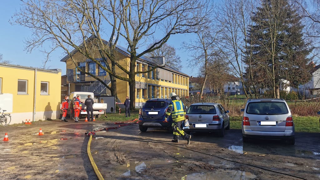 Die Freiwillige Feuerwehr Bad Salzuflen ist am Mittwochmorgen bei einem Einsatz an der Grundschule Elkenbrede, da dort Gas ausgetreten war.