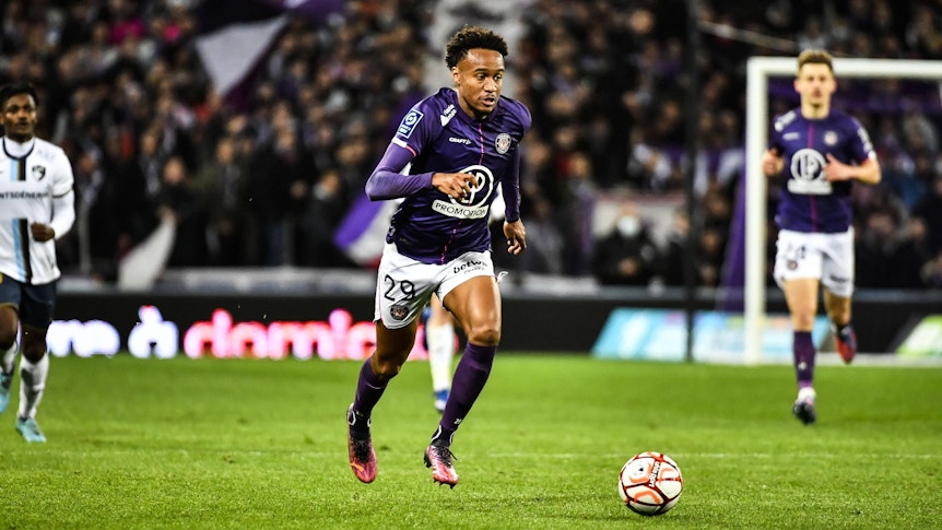 Nathan N'Goumou führt den Ball im Spiel gegen Le Havre AC nach vorne.