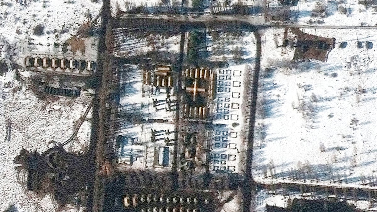 Das von Maxar Technologies zur Verfügung gestellte Satellitenbild soll ein russisches Feldlazarett westlich der Stadt zeigen.
