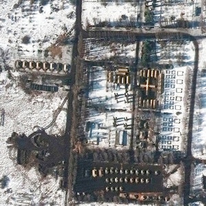 Das von Maxar Technologies zur Verfügung gestellte Satellitenbild soll ein russisches Feldlazarett westlich der Stadt zeigen.