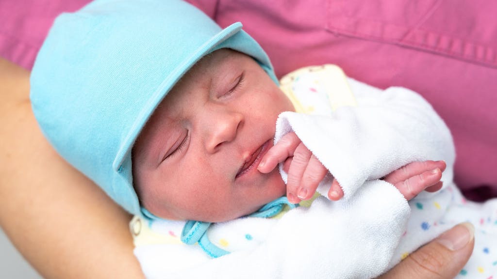 Glückwunsch und herzlich Willkommen! Baby Liam ist am 22.2.2022 um 2.22 Uhr an der Universitätsmedizin Halle zur Welt gekommen.