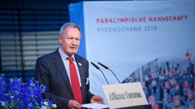 Friedhelm Julius Beucher spricht zu Gästen beim parlamentarischen Abend des Deutschen Behindertensportverbandes am 26. April 2018.