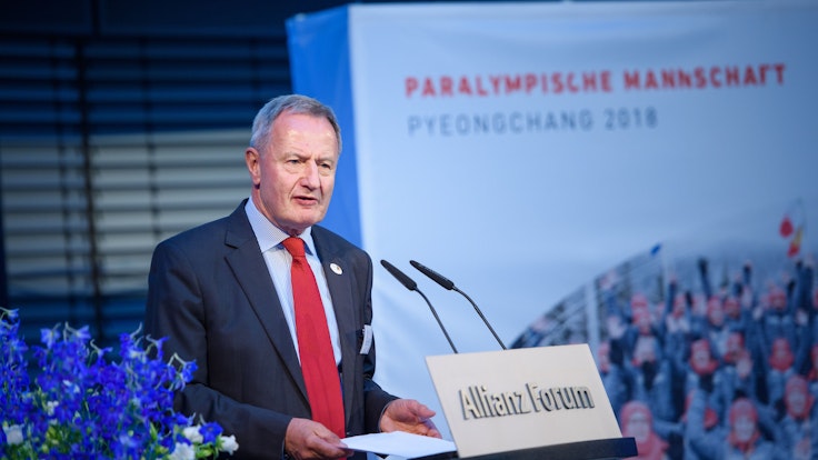 Friedhelm Julius Beucher spricht zu Gästen beim parlamentarischen Abend des Deutschen Behindertensportverbandes am 26. April 2018.