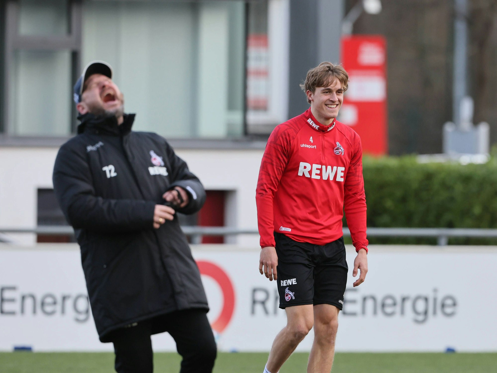 Timo Hübers und Steffen Baumgart haben Spaß im Training des 1. FC Köln (17. Februar 2022)