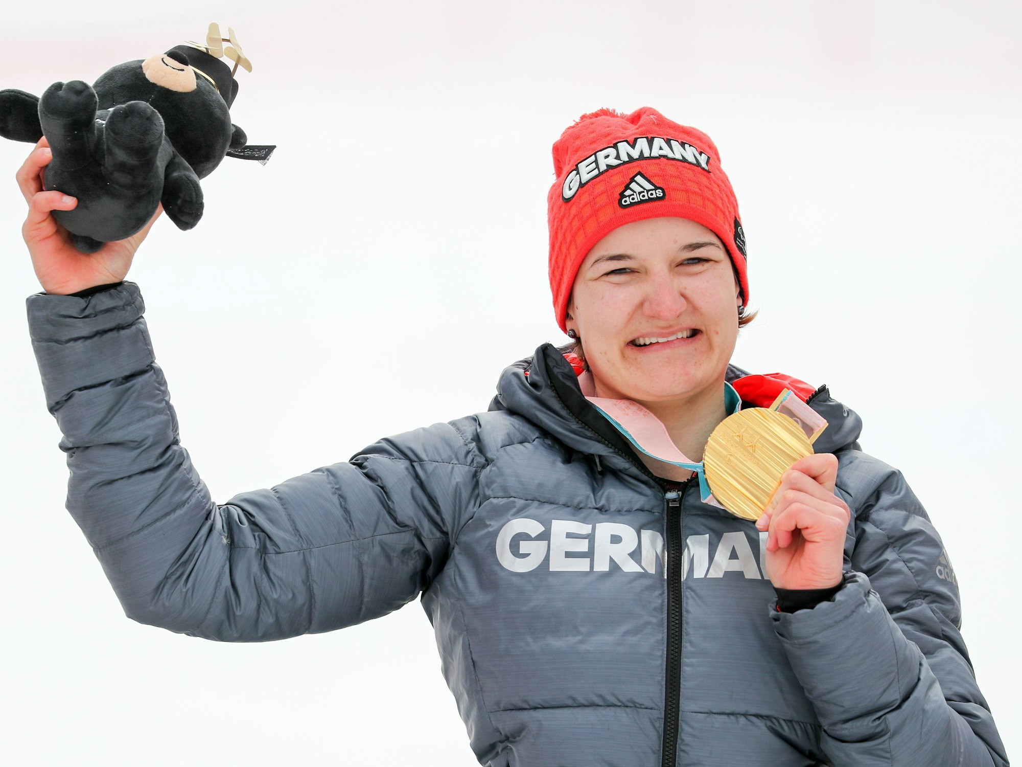 Anna-Lena Forster feiert ihre Goldmedaille im Slalom am 18. März 2018 bei den Paralympics in Pyeongchang.
