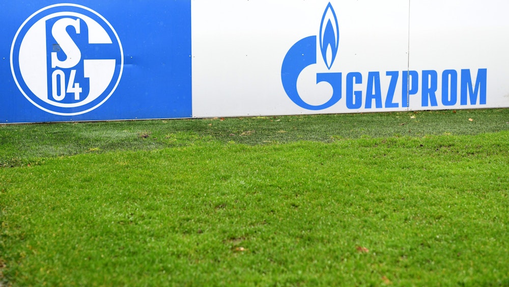 Das Logo des russischen Energieunternehmens Gazprom ist auf dem Trainingsgelände des Fußball-Zweitligisten FC Schalke 04 zu sehen.