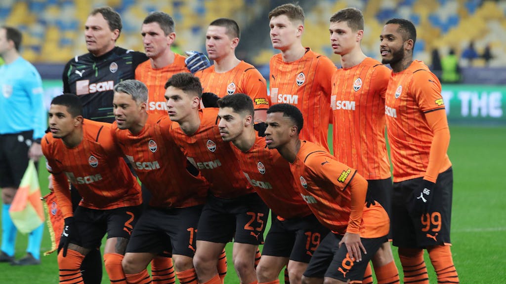 Die Profis von Schachtar Donezk posieren vor dem Champions-League-Spiel gegen Sheriff Tiraspol für ein Mannschaftsfoto