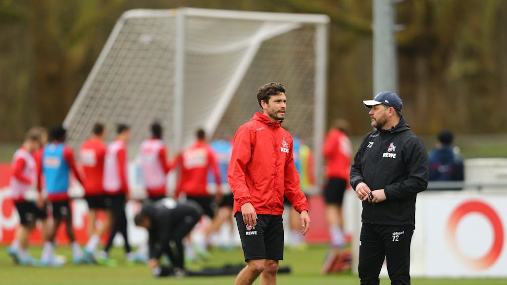Steffen Baumgart spricht beim Training des 1. FC Köln mit Jonas Hector.