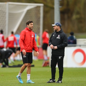 Steffen Baumgart spricht beim Training des 1. FC Köln mit Jonas Hector.