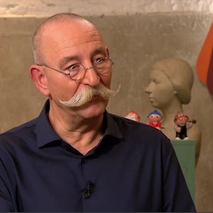 ZDF-Moderator Horst Lichter staunt bei „Bares für Rares“ am 24. Februar 2022 über ein gewöhnungsbedürftiges Objekt.