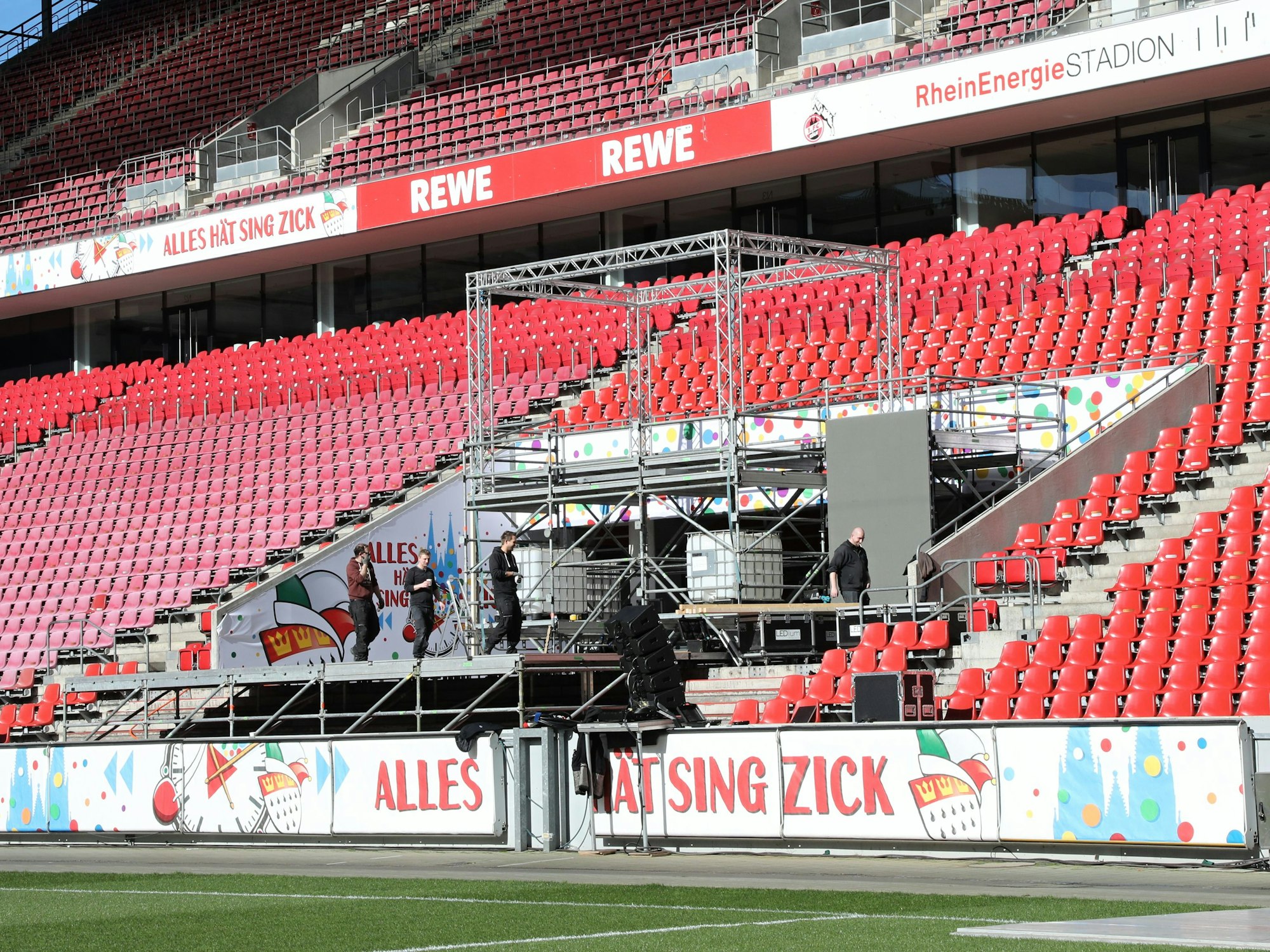 Vorbereitungen für den Rosenmontagszug im Stadion in Köln.