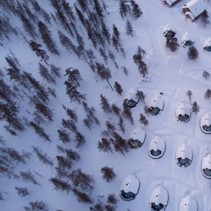 Glaskuppeln des Kakslauttanen Hotels im Schnee: In diesen Iglus in Finnland müssen Gäste keine Eiseskälte fürchten, denn sie sind beheizt.
