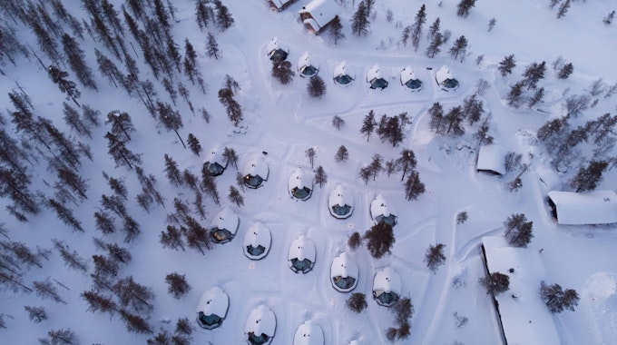 Glaskuppeln des Kakslauttanen Hotels im Schnee: In diesen Iglus in Finnland müssen Gäste keine Eiseskälte fürchten, denn sie sind beheizt.