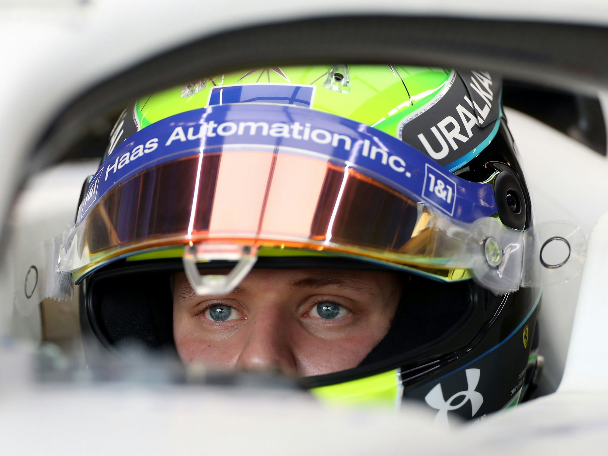 Mick Schumacher sitzt fokussiert im Haas, hier beiden Formel-1-Testfahrten auf dem Circuit de Catalunya, am 24. Februar 2022.