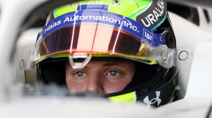 Mick Schumacher sitzt fokussiert im Haas, hier bei den Formel-1-Testfahrten auf dem Circuit de Catalunya, am 24. Februar 2022.