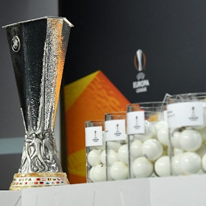Die Lostöpfe bei der Auslosung der Europa League neben dem Pokal