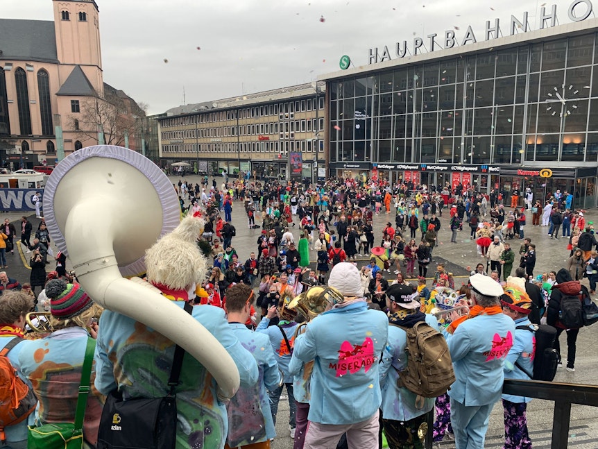 Die Band Herriemenie Miserabel bei dem Kurz-Konzert am Hauptbahnhof.