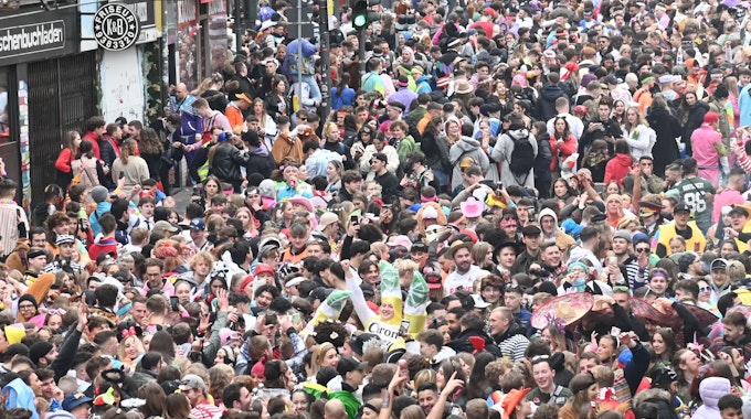 Die Zülpicher Straße ist voll mit Menschen.