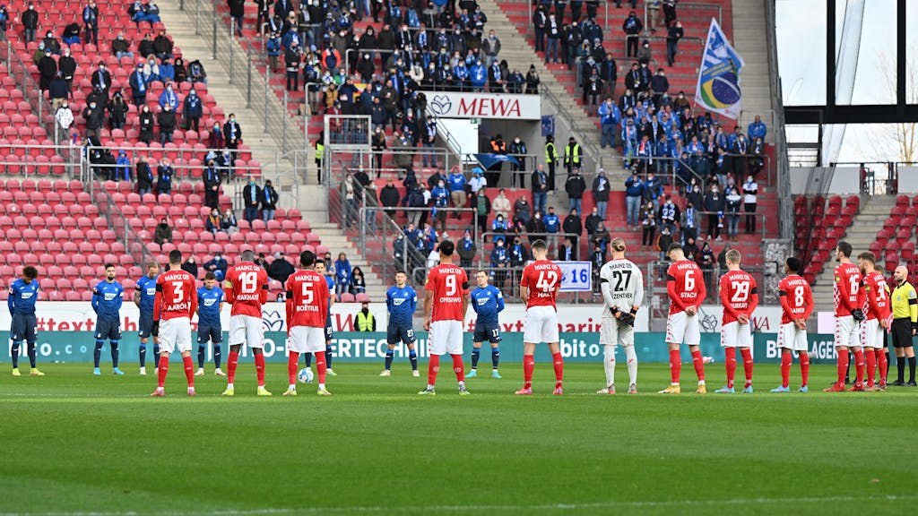 Eine Schweigeminute beim Bundesliga-Spiel zwischen Mainz 05 und der TSG Hoffenheim. Auch am Wochenende sollen sich die Vereine mit einer Gedenk-Minute nach der russischen Invasion in der Ukraine positionieren.