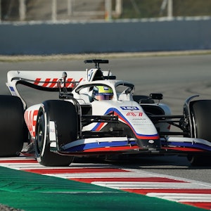 Mick Schumacher fährt den Haas bei den Formel-1-Testfahrten auf dem Circuit de Catalunya am 24. Februar 2022.