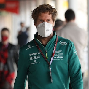 Sebastian Vettel mit FFP2-Maske auf dem Weg zur Pressekonferenz.