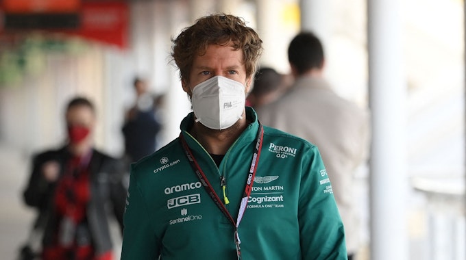 Sebastian Vettel mit FFP2-Maske auf dem Weg zur Pressekonferenz.