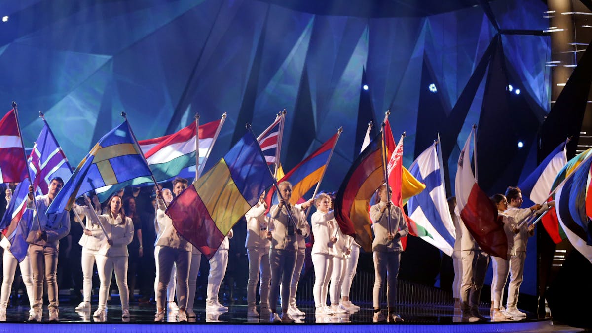Die Teilnehmerinnen und Teilnehmer des Eurovision Song Contest 2013 schwenken ihre Länder-Fahnen.
