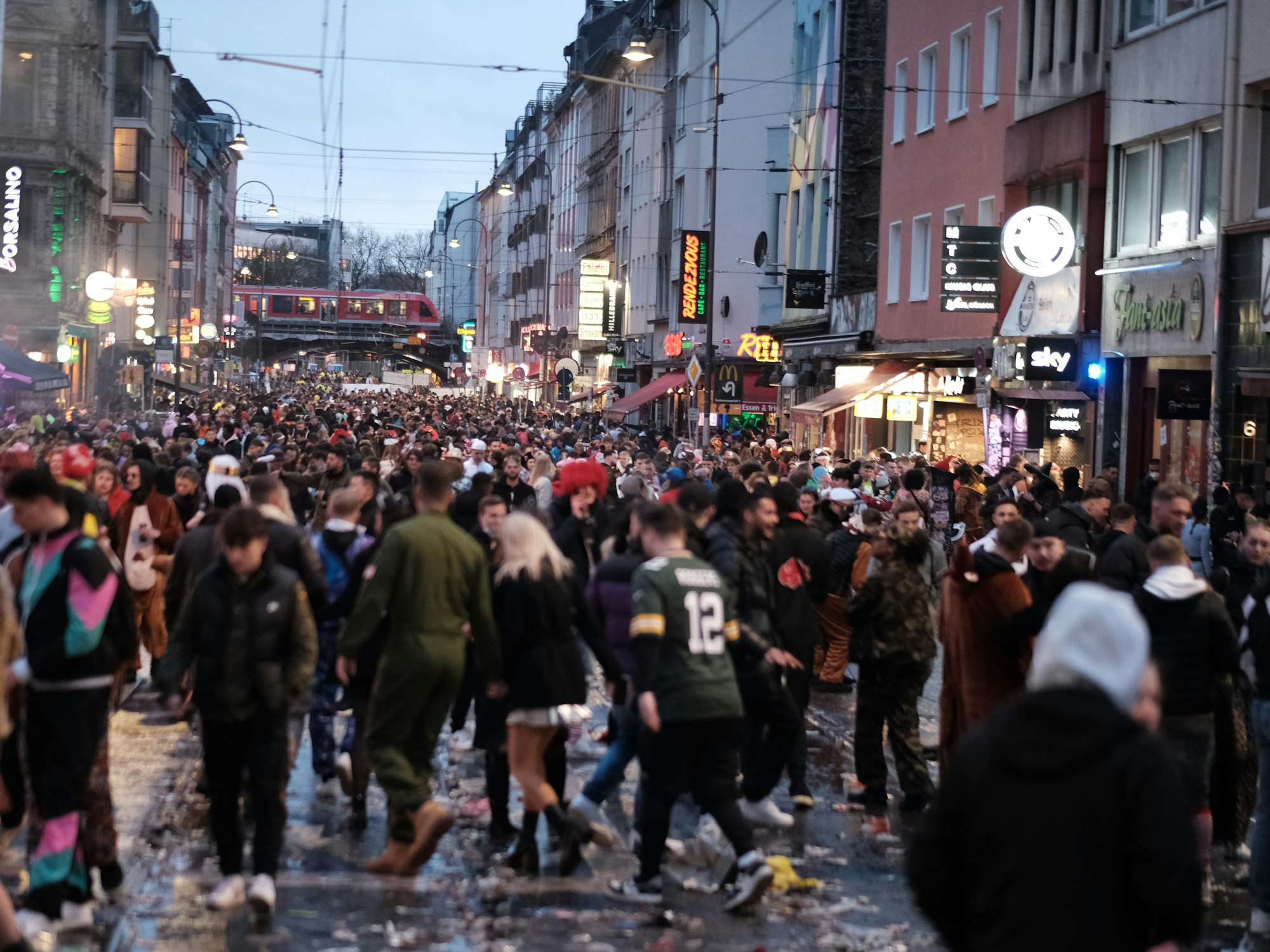 Feiernde Menge auf der Zülpicher Straße in Köln.
