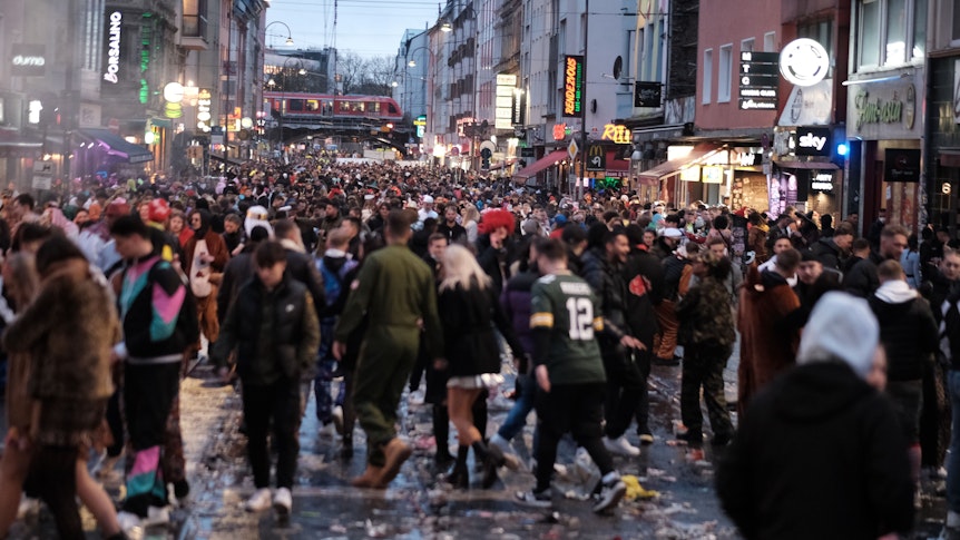 Seit den Karnevals-Tagen sind die Corona-Werte in Köln stark gestiegen. Ein Zusammenhang liegt auf der Hand, ist laut Experten aber nicht sicher. Das Foto entstand an Weiberfastnacht (24. Februar 2022) auf der Zülpicher Straße.