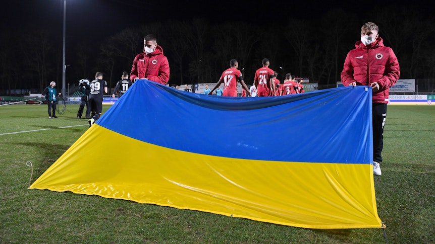Viktoria Köln präsentiert vor dem Spiel gegen den TSV Havelse eine ukrainische Flagge