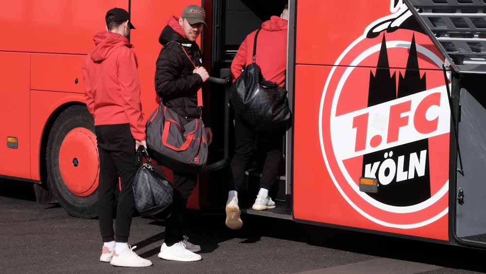 Marvin Schwäbe steigt in den Mannschaftsbus des 1. FC Köln ein.