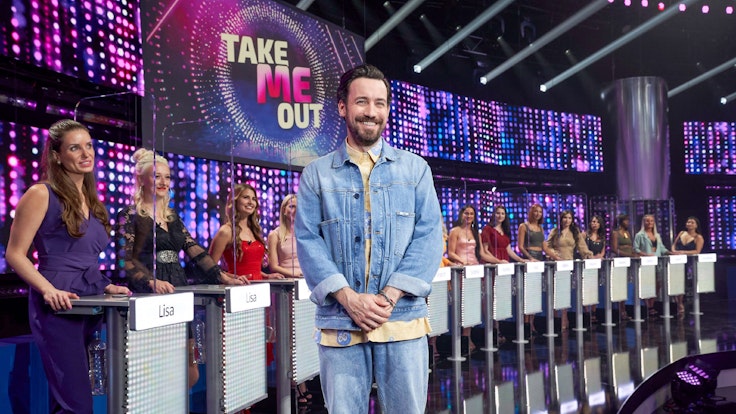 Moderator Jan Köppen in der neuen Staffel „Take Me Out“. In der Show missglückte der Auftritt von Kandidat Steven.