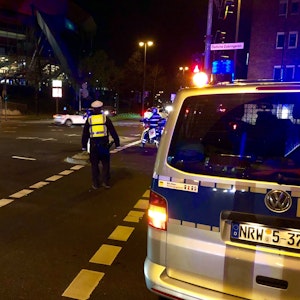 Ein Polizist steht vor einem Einsatzwagen. Der nächtliche Ausflug zwei Mädchen auf den Hauptbahnhof in Gelsenkirchen rief die Bundespolizei auf den Plan.