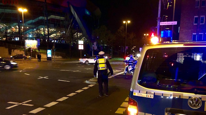 Ein Polizist steht vor einem Einsatzwagen. Der nächtliche Ausflug zwei Mädchen auf den Hauptbahnhof in Gelsenkirchen rief die Bundespolizei auf den Plan.