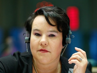 Utrechts Bürgermeisterin am 14. Januar 2016 mit Kopfhörern.