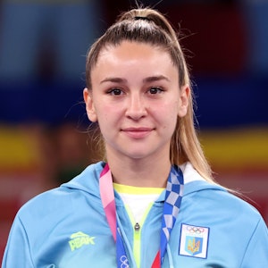 Anschelika Terljuha nach dem Gewinn ihrer Silbermedaille bei Olympia 2021 in Tokio.