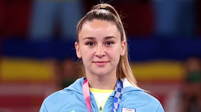 Anschelika Terljuha nach dem Gewinn ihrer Silbermedaille bei Olympia 2021 in Tokio.