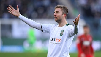 Christoph Kramer von Borussia Mönchengladbach hält beim Heimspiel gegen den FC Augsburg am 12. Februar 2022 die Hände in die Luft und beschwert sich.