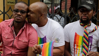 Kenianische LGBT-Aktivisten und ihre Unterstützer haben sich am 24. Mai 2019vor dem Gerichtshof versammelt.