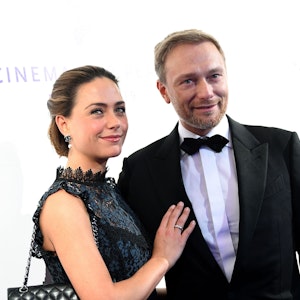 Christian Lindner, FDP-Bundesvorsitzender, kommt mit seiner Freundin Franca Lehfeldt zu der „Cinema for Peace Gala“ im Westhafen Event & Convention Center.