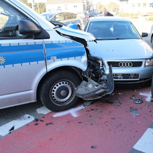Ein silberner Audi ist in Bielefeld mit einem Streifenwagen und einem Mazda zusammengestoßen.
