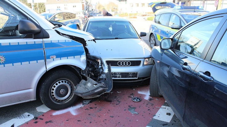 Ein silberner Audi ist in Bielefeld mit einem Streifenwagen und einem Mazda zusammengestoßen.