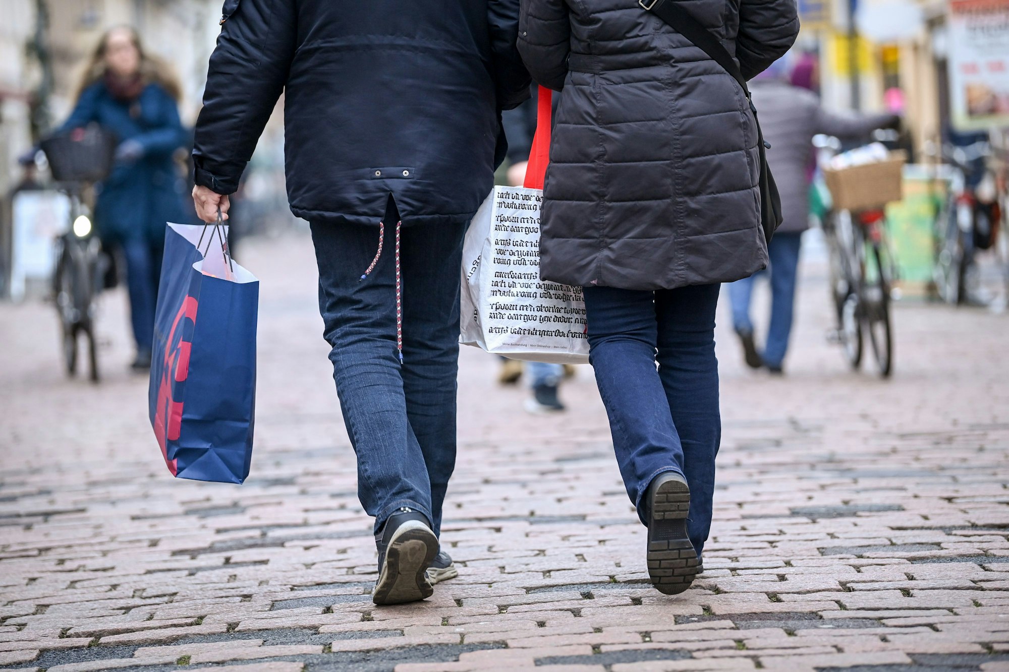 Macht der Ukraine-Krieg jetzt alles teurer? Auf dem Symbolfoto von Dezember 2021 gehen Kunden mit Einkaufstüten durch die Innenstadt.