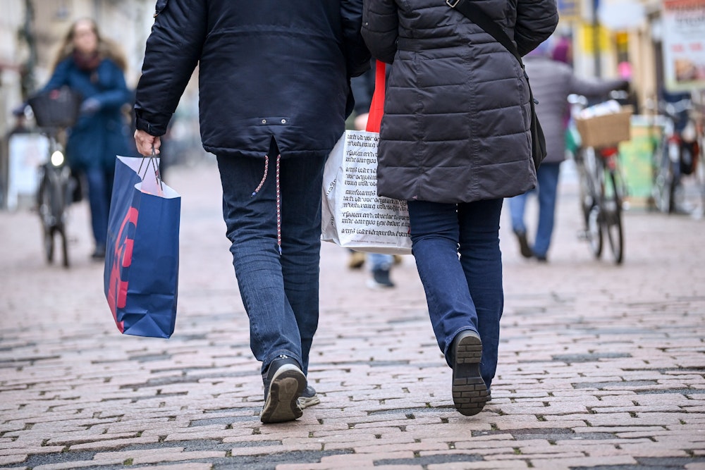 Macht der Ukraine-Krieg jetzt alles teurer? Auf dem Symbolfoto von Dezember 2021 gehen Kunden mit Einkaufstüten durch die Innenstadt.