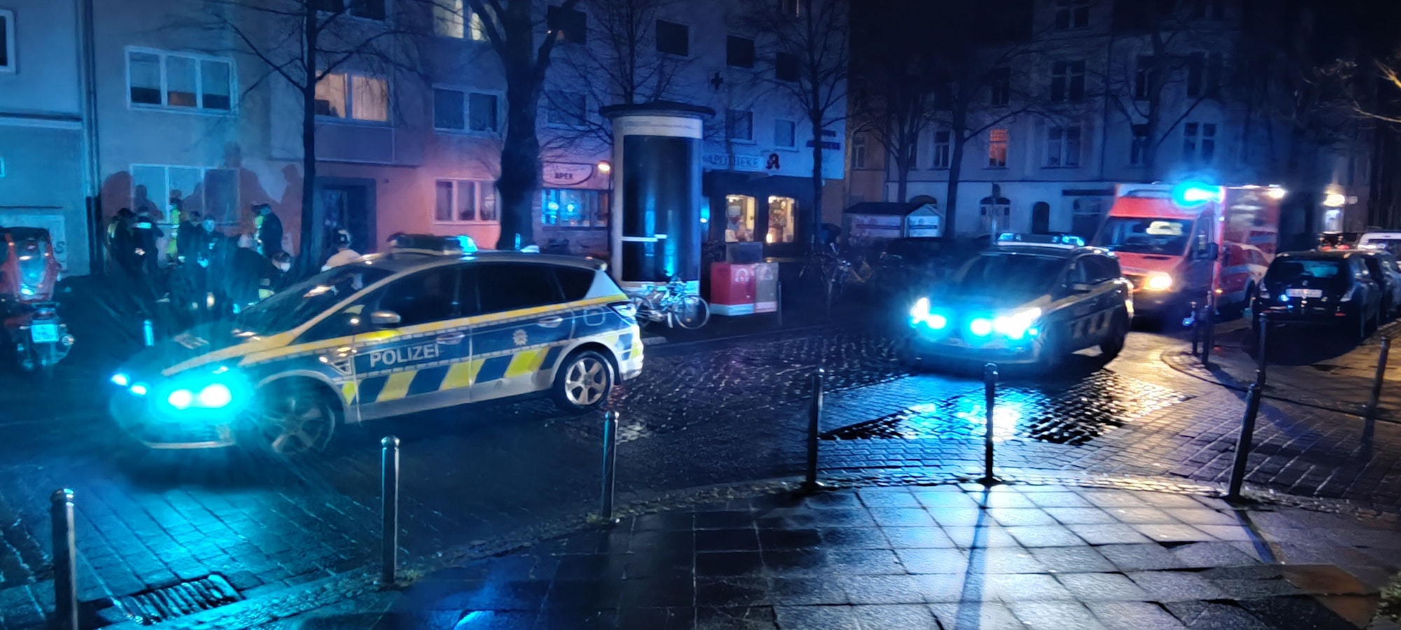Polizei stehen auf der Straße bei einer Karnevals-Party in Köln.