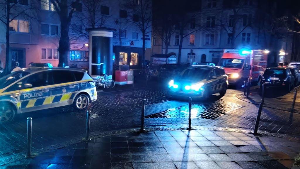Polizei stehen auf der Straße in Köln.